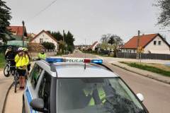 Rowerem-w-eskorcie-policji-06