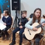 Koncert świąteczno-noworoczny wykonany przez młodzież ze szkoły podstawowej nr 13 w Olsztynie