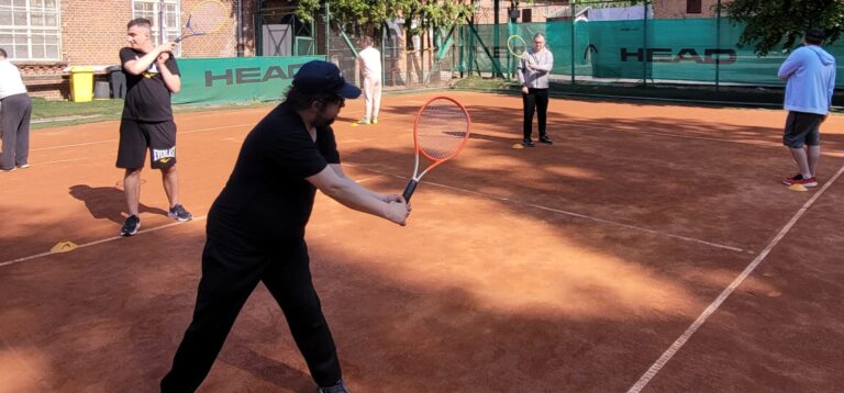 Coraz pewniejsi na korcie! Pierwszy mecz za nami 🎾